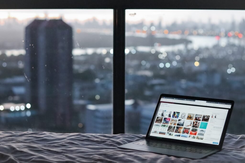 visto nômade digital para brasileiros - pessoa trabalhando com laptop em café no exterior