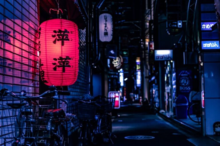 Portões torii do Santuário Fushimi Inari em Kyoto, Japão